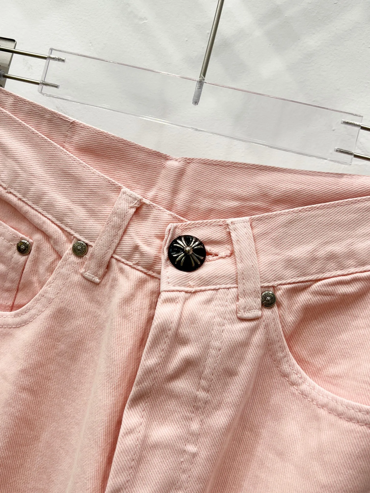 P280 Style number: (r005) Chrome hearts CH co-branded Drak Miami light pink jeans exude uninhibited personality and unique charm. Every wear and tear is carefully designed to present a unique artistic feel. Made of imported denim fabric, which has undergone heavy industrial washing and destruction treatment, the trousers show a super cool effect on the upper body, allowing you to dominate the fashion stage.  This is more than just a pair of jeans, it is an expression of attitude. With its unique design concept and ultimate pursuit of details, Croxin breaks traditional boundaries and defines the jeans trend in the new era. The trousers are made of double-layer woven fabric with customized hardware. Italian-made special cowhide is printed and cut. Custom-made sheepskin three-layer thick-line leather. The whole body is spliced ​​in heavy water washing. Craftsmen hand-splash ink. You can see the details. Three-dimensional cutting version. Loose and comfortable, not flattering. Makes taller and slimmer. Factory Seiko. Original quality control. Same style for men and women. Can be matched with couples. Versatile recommendation. Must-have jeans for all seasons. Color: light pink. Size: 28-30-32-34.